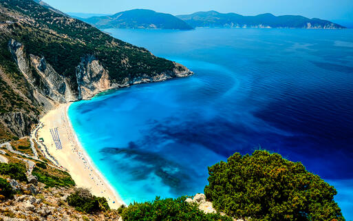 Der Strand Myrtos am Ionischen Meer © Marius G / Shutterstock.com