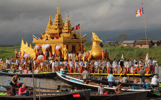 Prunkvolle Boote und kleine Fischerboote während dem Phaungdawoo Festival am See Inle © Sirizhatr Karrassamee  / Shutterstock.com