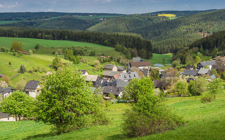 Blick über ein Dorf im Thüringer Wald © RicoK / shutterstock.com