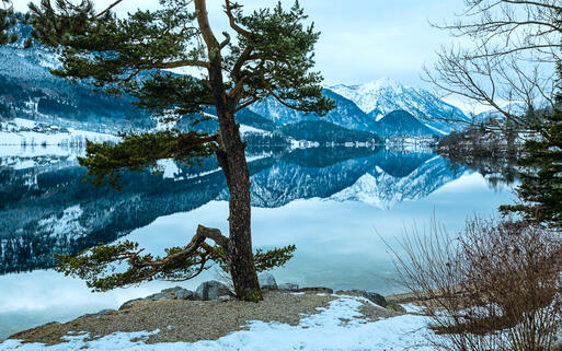 Der Grundlsee mit seinem glasklaren Wasser zur Winterzeit, Salzkammergut, Österreich © Brykaylo Yuriy / shutterstock.com