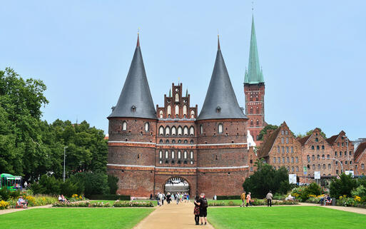 Holsten Tor von der Hansestadt Luebeck © clearlens / shutterstock.com
