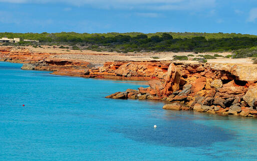 Rote Felsen und türkises Meer an der Küste von Cala Saona, Formentera © nito / shutterstock.com
