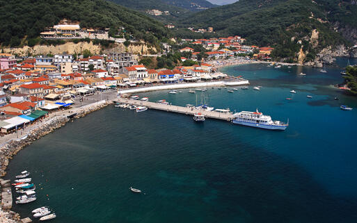 Der Hafen von Parga auf der Insel Epirus, Griechenland © Netfalls - Remy Musser / Shutterstock.com