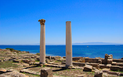 Antike Säulen vor der Küste in Sardinien, Italien © Web Picture Blog / shutterstock.com