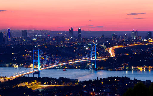 Die Bosporus-Brücke und die Skyline Instanbuls bei Sonnenuntergang © Faraways / Shutterstock.com