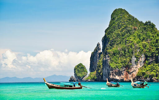 Mystisch wirkende Felsformationen in Thailand © SurangaWeeratunga / Shutterstock.com