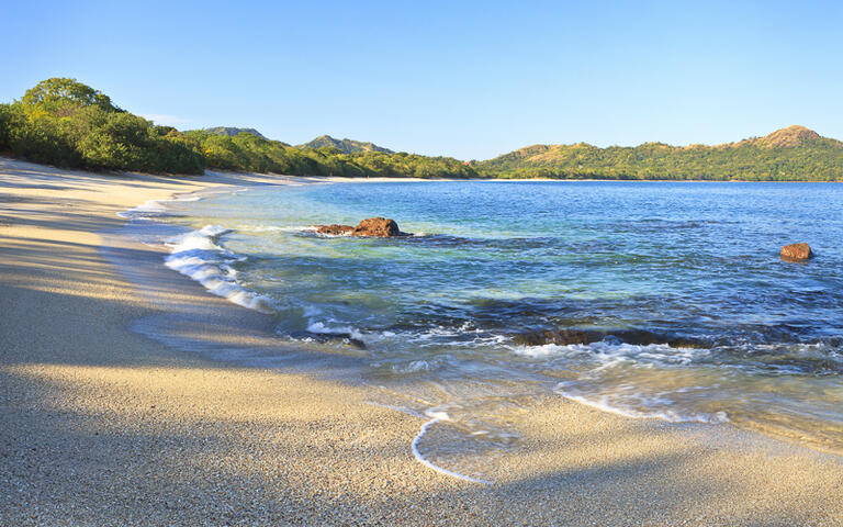 Sand and shells on Playa Conchal and the azure waters of the Pacific Ocean in Guanacaste, Costa RIca © Colin D. Young / Shutterstock.com