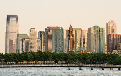 Der Hudson River vor dem Hoboken Terminal - der wichtigste Verkehrsknotenpunkt von New York, USA © Natalia Bratslavsky / Shutterstock.com