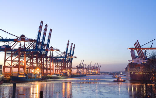 Frachthafen von Hamburg © Inga Nielsen / Shutterstock.com