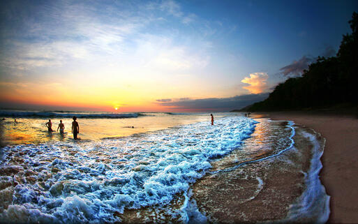 Strand bei Sonnenuntergang auf Costa Rica © N K / Shutterstock.com