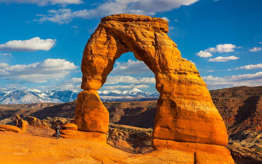 Photographer at Delicate Arch, Arches National Park, Utah © Doug Meek / shutterstock.com