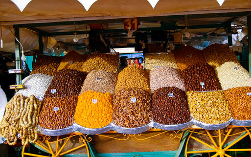 Getrocknete Früchte eines Marktstands auf dem Djemaa el Fna Platz in Marrakesch © Roberto Marinello  / Shutterstock.com