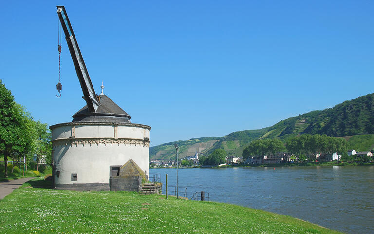 Alter Kran von Andernach am Rhein © travelpeter / shutterstock.com