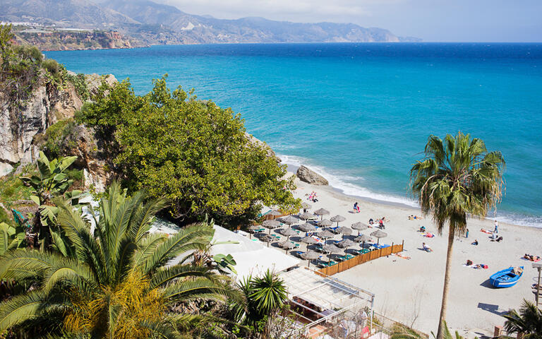 Strand eines Resorts in Nerja, Costa del Sol, Spanien © Artur Bogacki  / Shutterstock.com