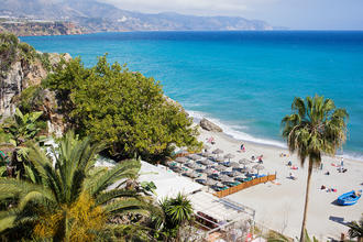 Strand eines Resorts in Nerja, Costa del Sol, Spanien © Artur Bogacki / Shutterstock.com