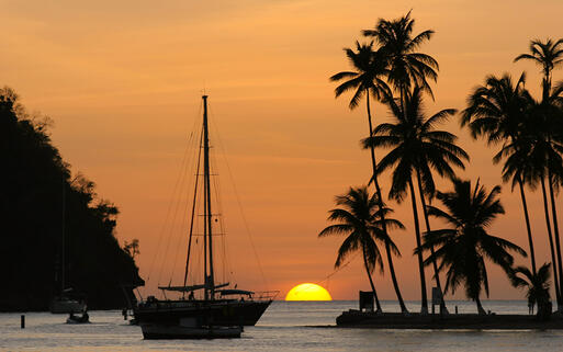 Sonnenuntergang in der Marigot Bucht, St. Lucia © Stephanie Rousseau / Shutterstock.com