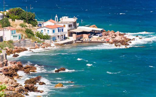 Kleines Dorf an der Küste von Samos © Demid Borodin / Shutterstock.com
