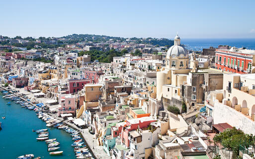 Blick auf den Hafen und die Altstadt von Procida © PerseoMedusa / Shutterstock.com