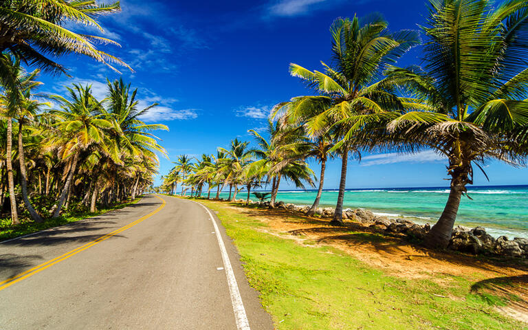 Schnellstraße entlang der Küste der Insel San Andres, Kolumbien © Jess Kraft / Shutterstock.com