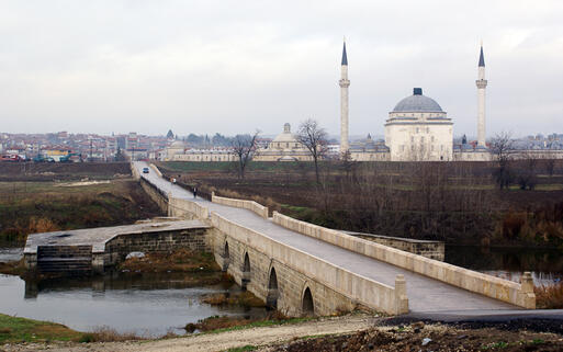 Brücke und Straße zur Moschee von Edirne © Valery Shanin / shutterstock.com