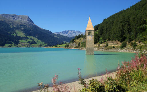 Reschensee mit Kirchturm © LianeM / Shutterstock.com