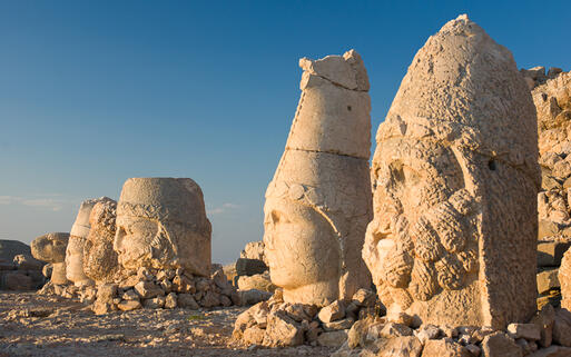 Götterstatuen am Berg Nemrut © Asaf Eliason / shutterstock.com