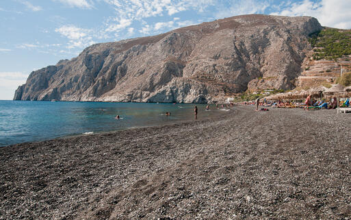 Der schwarze Kieselstrand Kamari © Tan, Kim Pin / Shutterstock.com
