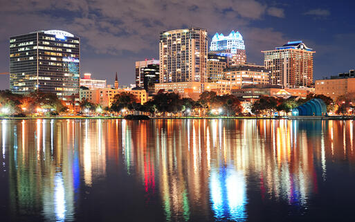 Der Eola See in Orlando bei Nacht, Florida, USA © Songquan Deng / Shutterstock.com
