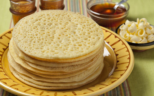 Heap - marokkanische Pfannkuchen die mit Honig und Butter serviert werden © picturepartners / Shutterstock.com
