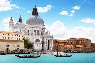 Blick auf die Basilica Santa Maria della Salute und den Canal Grande © Iakov Kalinin / Shutterstock.com