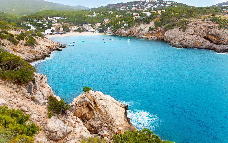 Cala Vadella, eine Bucht im Südwesten der Insel Ibiza © holbox / Shutterstock.com