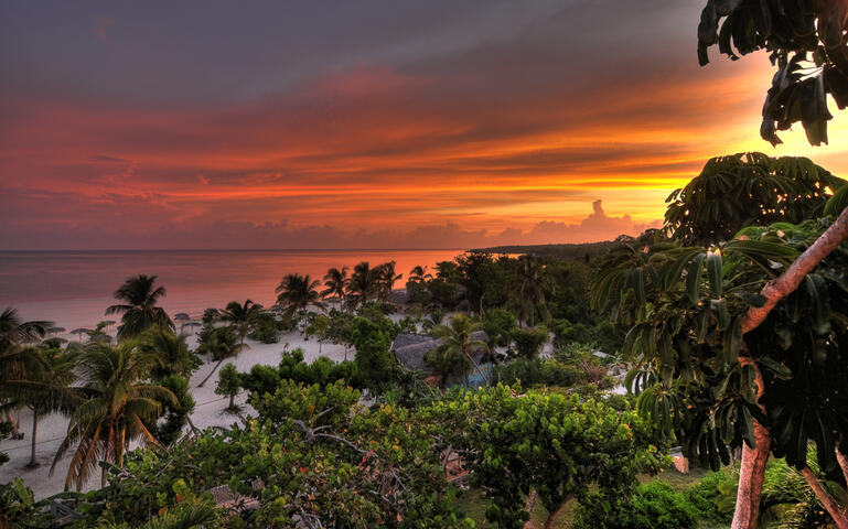 Blick auf den Strand Esmeralda in Holguin, Kuba © Vojko Kavcic  / Shutterstock.com