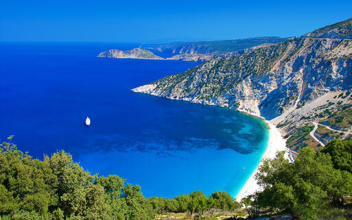 Der Traumstrand Myrtos, nördlich von Argostoli, mit Blick hinaus auf das Ionische Meer © CliffP / Shutterstock.com