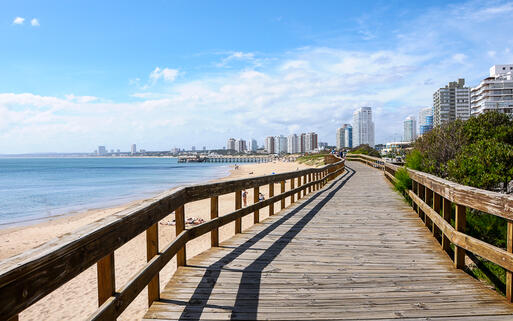Der feinsandige Strand von Punta del Este in Uruguay © Nicoleta Raftu / Shutterstock.com