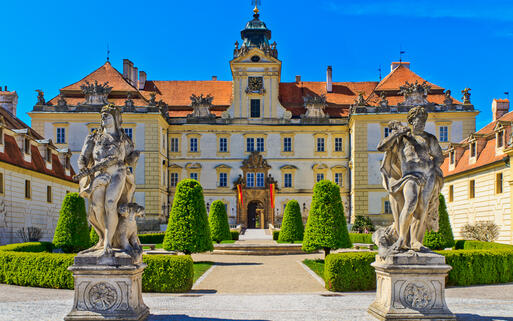 Das Schloss Valtice ist eine der beeindruckendsten Residenzen Europas aus dem 18. Jahrhundert, Tschechien © Bertl123 / Shutterstock.com