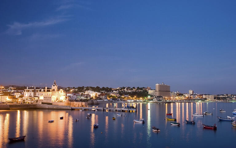 Der Hafen von Esoteril bei Nacht © LUCARELLI TEMISTOCLE / Shutterstock.com