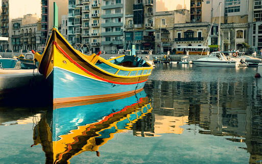 Farbenfrohes Fischerboot im Hafen Maltas © anyaivanova