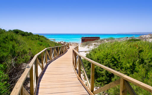 Steg zum Strand von Playa de Migjorn, Formentera, Spanien © holbox / shutterstock.com