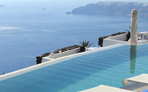 Luxuriöser Swimmingpool auf Santorin © Sophie McAulay / shutterstock.com