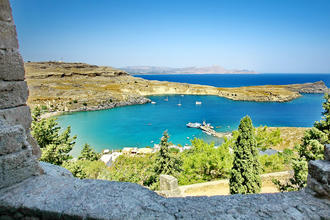 Blick von der Akropolis von Lindos auf die Buchten der Insel und das Ägäische Meer © Elinag / Shutterstock.com