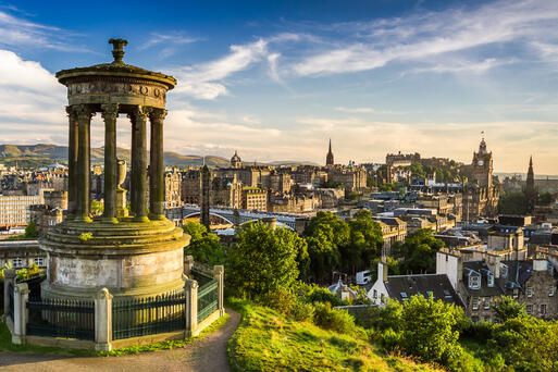 Blick auf Edinburgh vom Calton Hill © Shaiith / Shutterstock.com