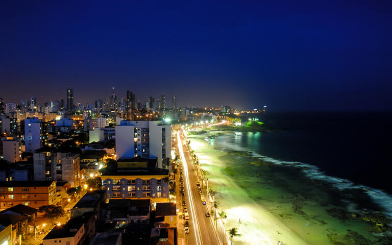 Salvador da Bahia bei Nacht, Bahia, Brasilien © Vinicius Tupinamba / Shutterstock.com