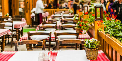 Straßenrestaurant in Budapest © Taweepat / Shutterstock.com
