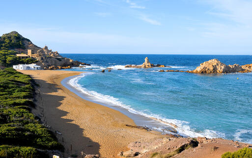 Strand in der Bucht Cala Pregonda © nito / shutterstock.com