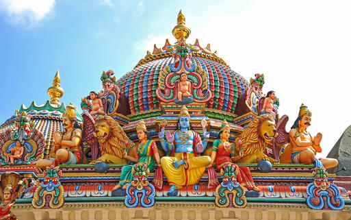 Statuen von indischen Gottheiten auf einem Hindu-Tempel © sunsetman / Shutterstock.com