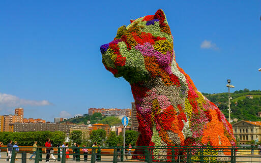 Die Blumenskulptur Puppy in Bilbao stellt einen jungen Hund dar © Pixachi / Shutterstock.com