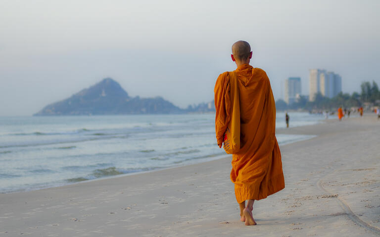 Mönch am Hua Hin Strand von Thailand © hinnamsaisuy / shutterstock.com