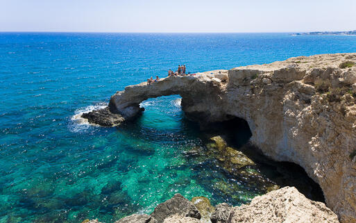 Klippen und Meereshöhlen in Ayia Napa, Zypern © dimidrolius / Shutterstock.com
