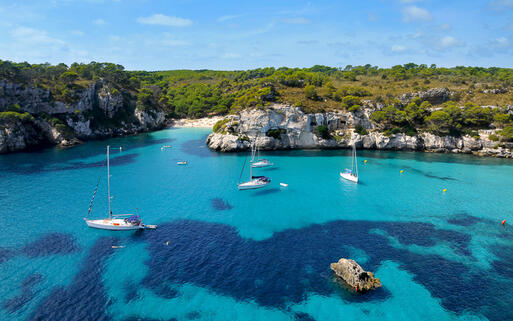 Blick auf den Strand in der Bucht Cala Macarella © nito / Shutterstock.com