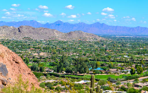 Blick über Scottsdale vom Camelback Mountain, Arizona © jkirsh / Shutterstock.com